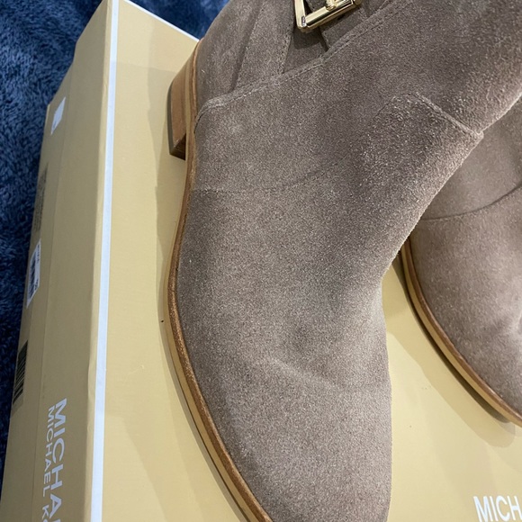 ⭐️PRICE⬇️  
Michael Kors - Khaki Salem Bootie - 7M - Picture 9 of 10